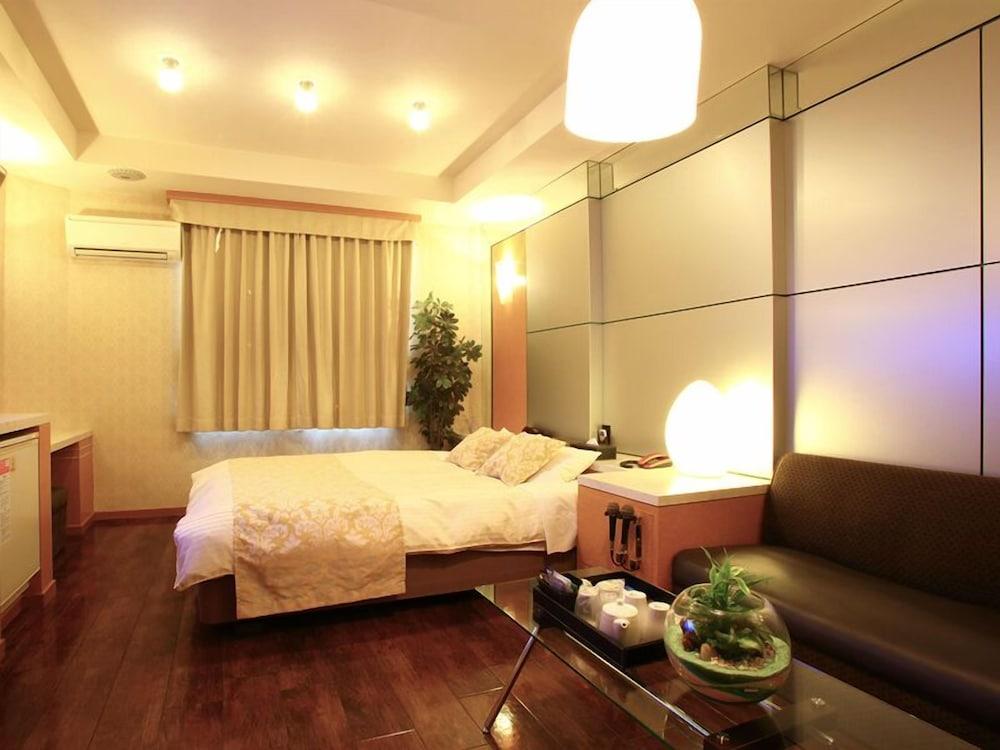 HOTEL SOLA  – Adults Only