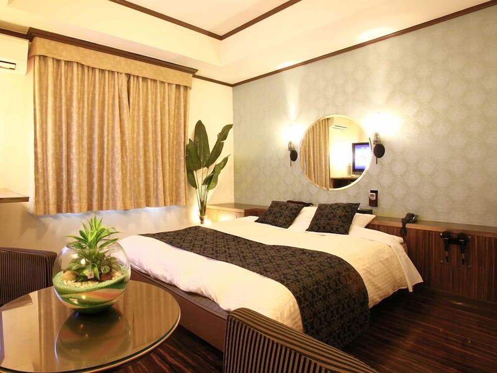 HOTEL SOLA  – Adults Only