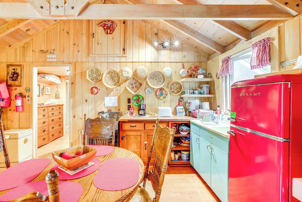 4 Mi to Lake Tahoe: Cozy Cabin w/ Deck!