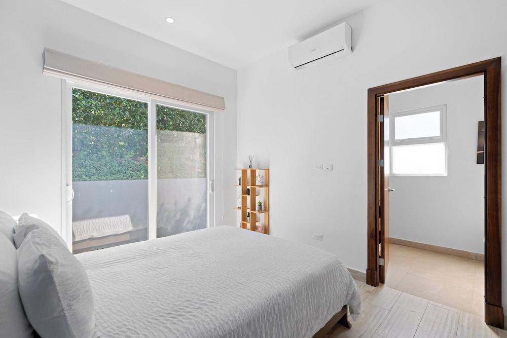 Luxurious Home with Bright, Modern Design and Private Infinity Pool in High-End Community