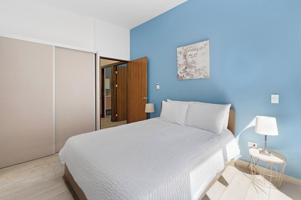 Luxurious Home with Bright, Modern Design and Private Infinity Pool in High-End Community