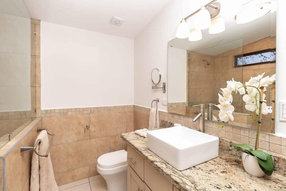 Modern Studio Apartment with Covered Balcony, Full Kitchen, and Stunning Ocean Views