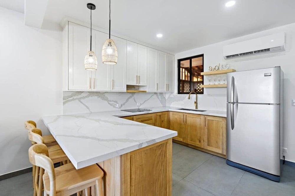 Modern Split-Level 2-Bedroom Condo with Pools, Terrace & Easy Beach Access