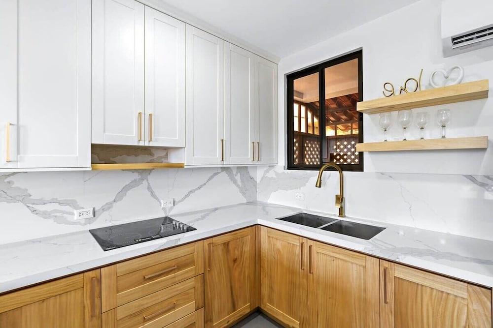 Modern Split-Level 2-Bedroom Condo with Pools, Terrace & Easy Beach Access