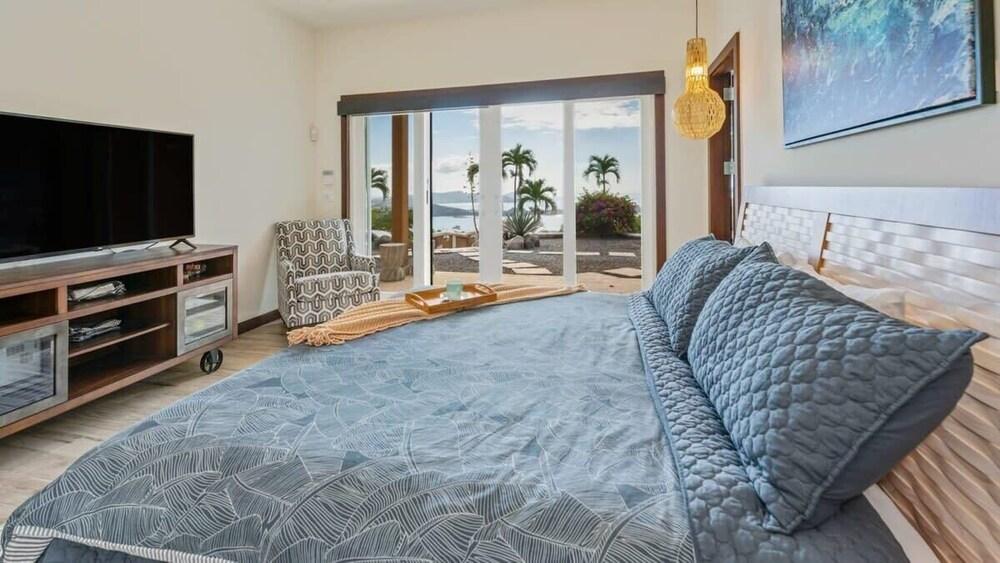 Beautiful House with Sweeping Ocean Views, Modern Design, and a Private Infinity Pool