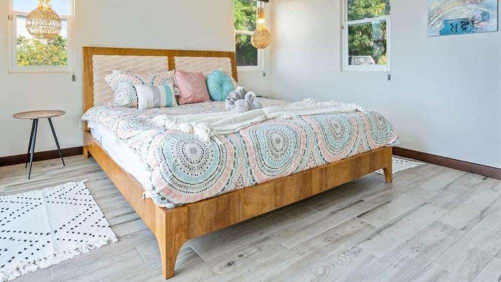 Stunning Mountaintop Property with Stylish Main Home, Private Guesthouse & Infinity Pool