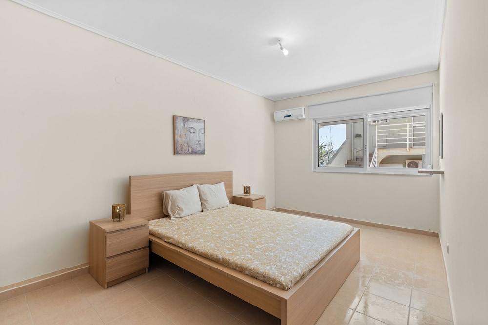 Nikiana Beach Modern Apartment