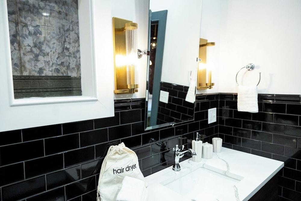 The Gas Lamp Hotel - 1BR - Latimer