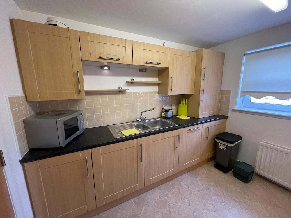 3 Bed Flat - Sleeps 6 - Parking - Wifi