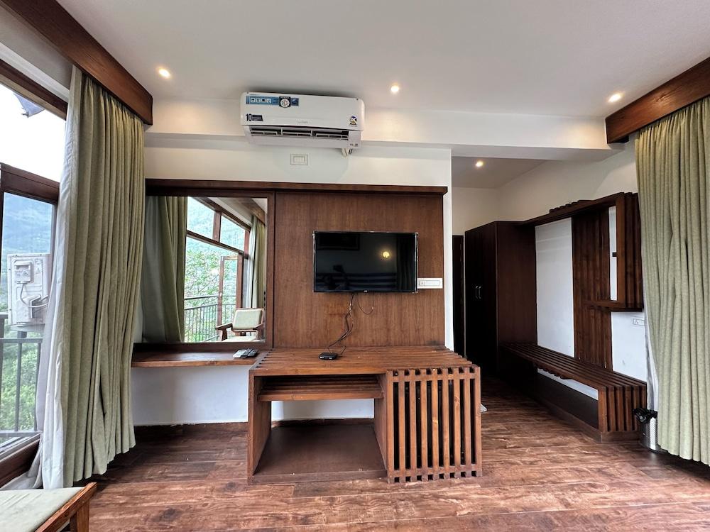 Crimson inn by Senderos De Pine