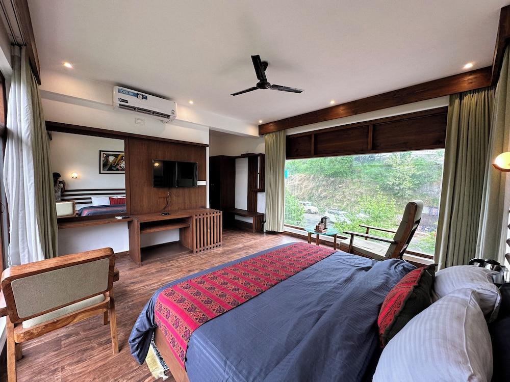 Crimson inn by Senderos De Pine