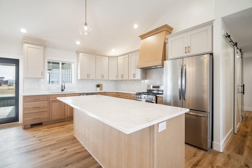 Hidden Treasure Retreat W/hot Tub & River Access 6 Bedroom Home