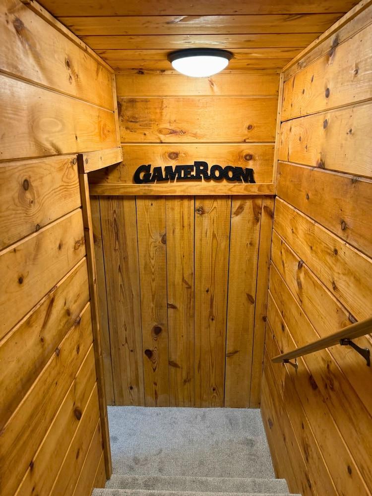 Hunter Hills Haven - Secluded Luxe Cabin Getaway With Mountain Views Spa Hot Tub Game Room