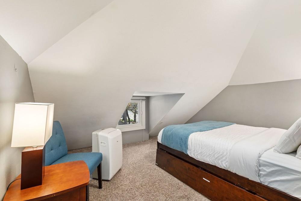 Old Town Retreat w/ Hot Tub Perfect for Groups!