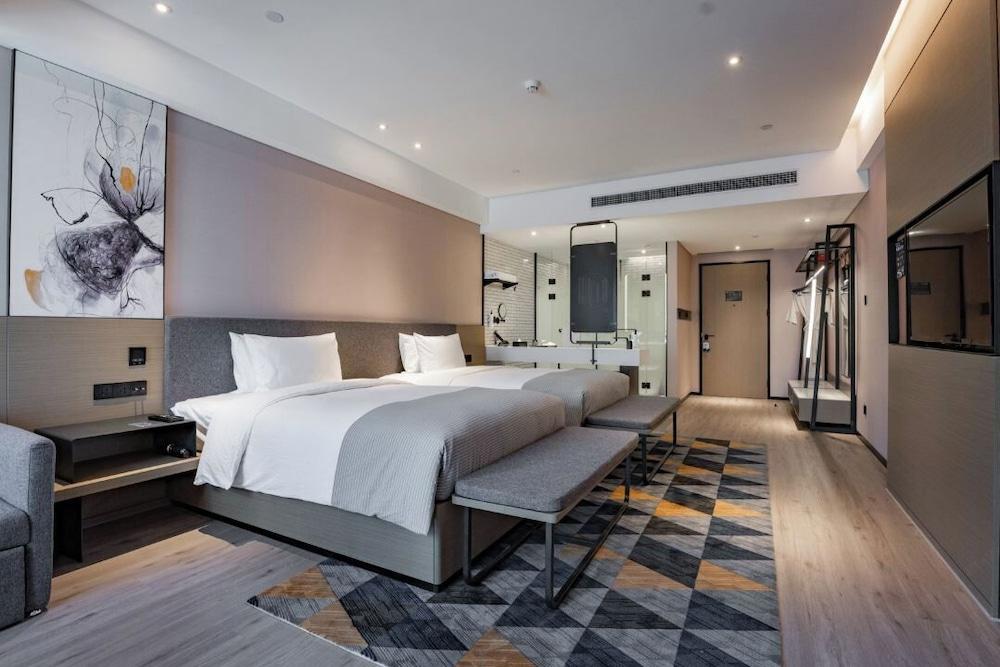 Wanda Moments Nanjing South Railway St.