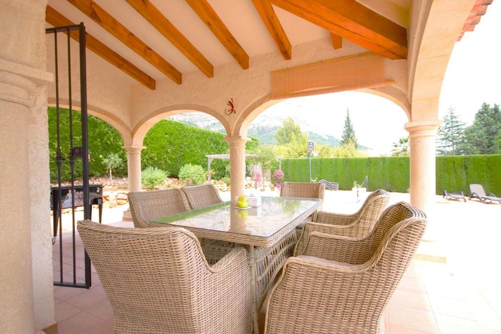 Fanila in J vea With 4 Bedrooms and 3 Bathrooms