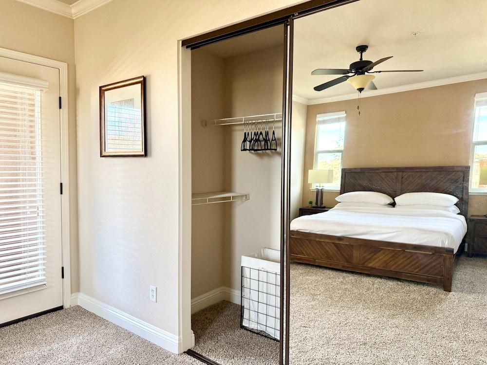 NEW Chic 2BR Stay With Heated Pool Gym Mini Golf
