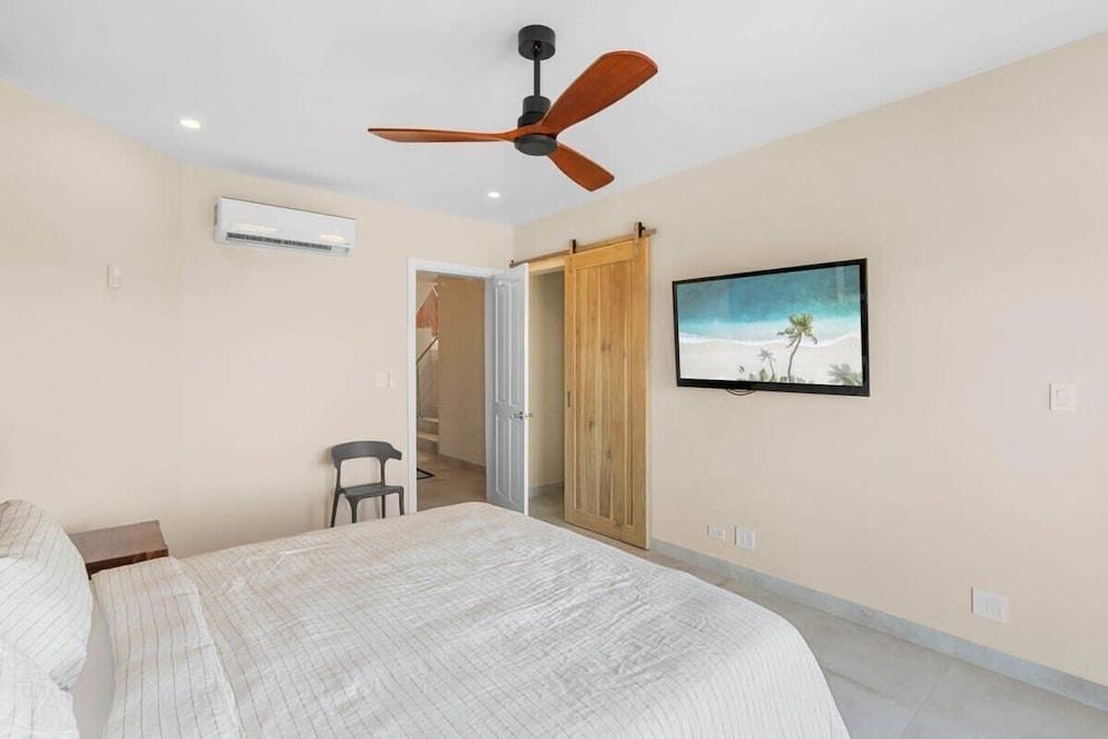 Stylish Villa with Brand-New Furniture, Panoramic Ocean Views, and Infinity Swimming Pool & Hot Tub