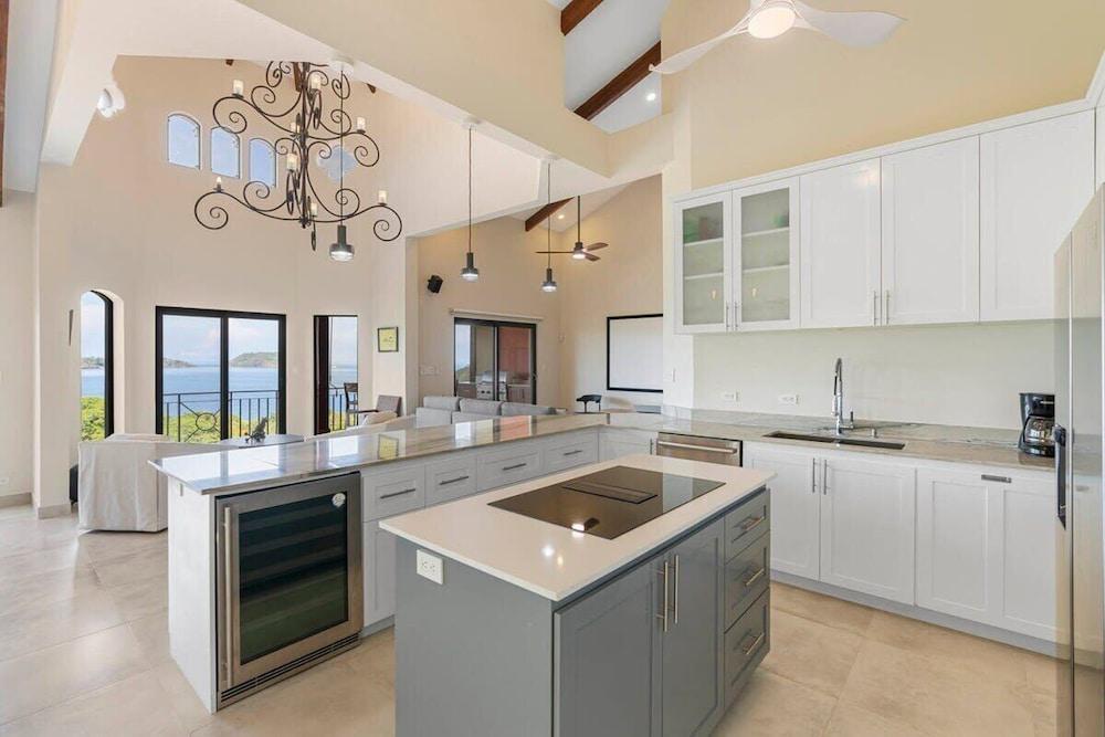 Stylish Villa with Brand-New Furniture, Panoramic Ocean Views, and Infinity Swimming Pool & Hot Tub