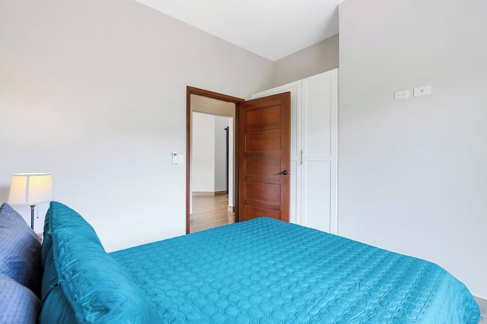 Villa with Minimalist Design & Scenic Deck with Private Infinity Pool and Jungle Views