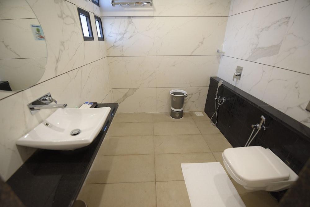 Hotel The Pramukh by Shivalaya Darshanam