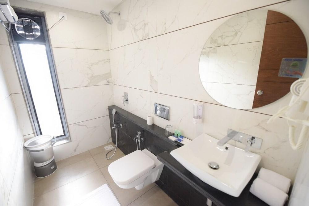 Hotel The Pramukh by Shivalaya Darshanam