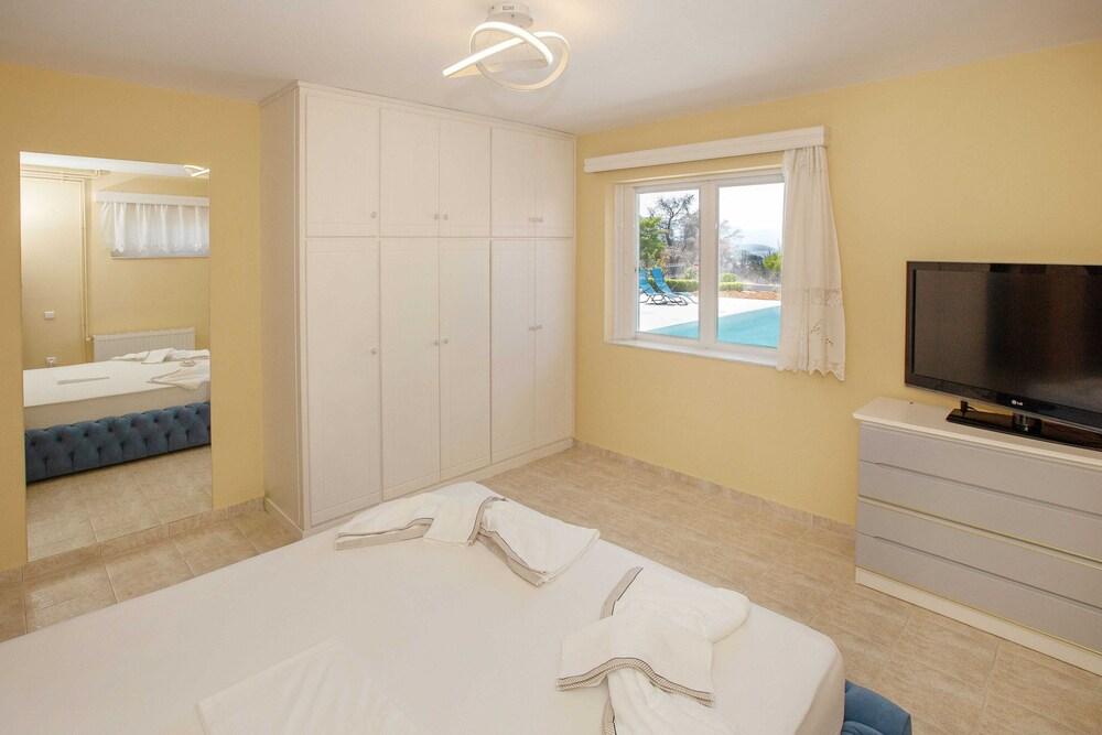 Villa with S. Pool Theologos by GHH