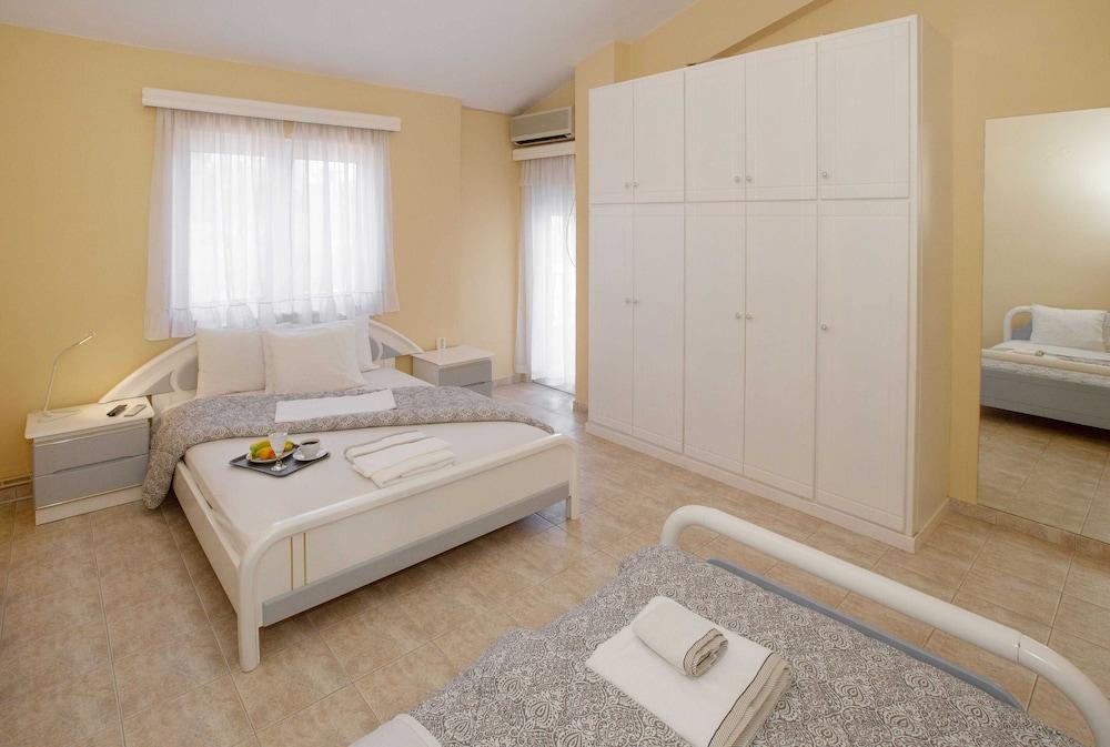 Villa with S. Pool Theologos by GHH