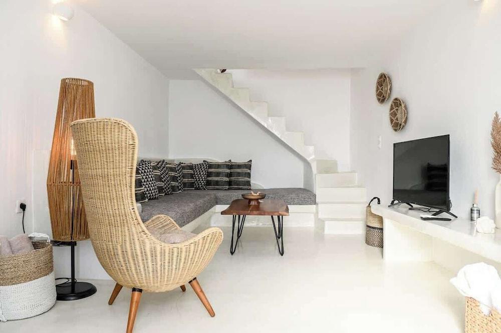 Amphora Thalassa Seaview Gem w Private Jacuzzi