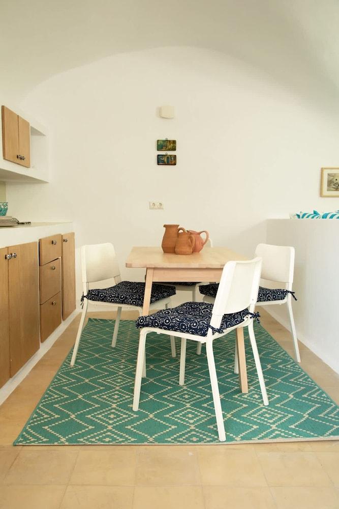 Amphora Cave Seaside Retreat in Akrotiri