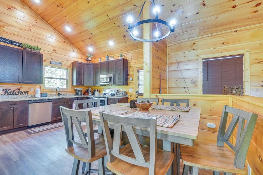 The Sporting Place: 5 Mi to Pigeon Forge Pkwy