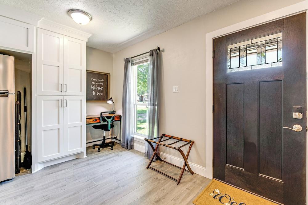 2 Mi to Texas A&m: Pet-friendly Duplex w/ Yard!