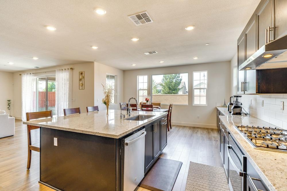 Pool Paradise: Spacious Tracy Home w/ Yard!