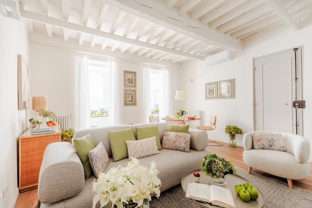 Letizia Mirror in Lucca