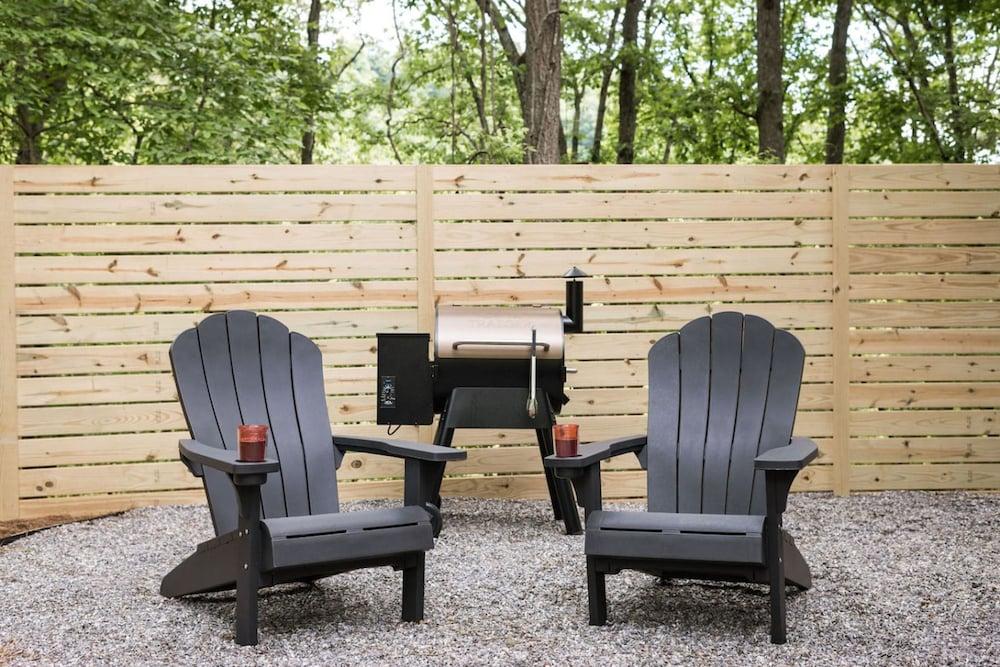 Romantic Couples Getaway 4 Miles to DT Hot Tub Haus 43