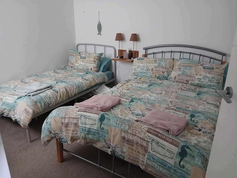 2 Bed-sleeps 5- Street Parking-3 Min to Beach