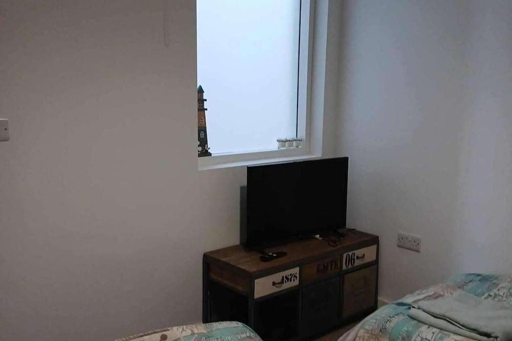 2 Bed-sleeps 5- Street Parking-3 Min to Beach