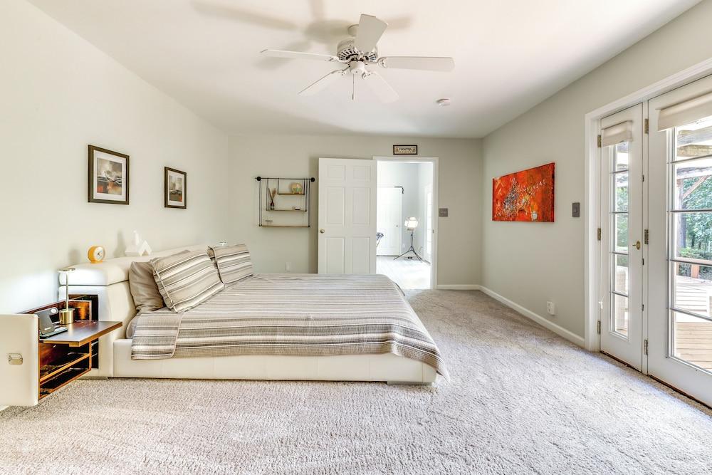 Pool & Deck: Wine Country Hideaway in Middletown!