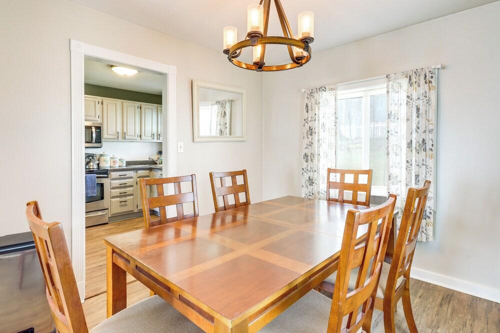 Walk to Private Beach & Boat Launch: Mayfield Home