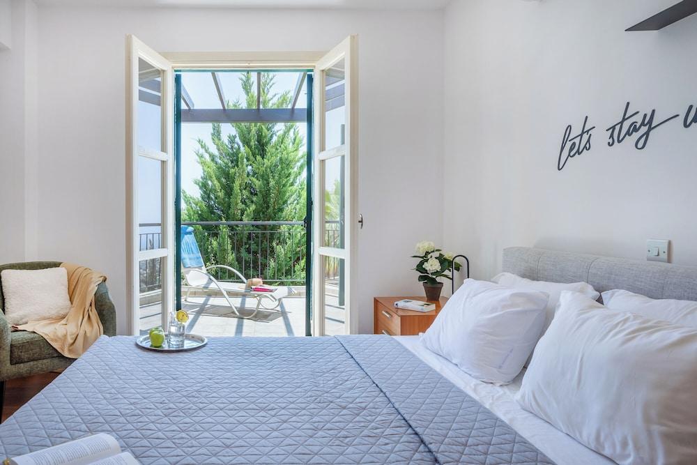 J1 Holiday House Adjacent to Aphrodite Hills