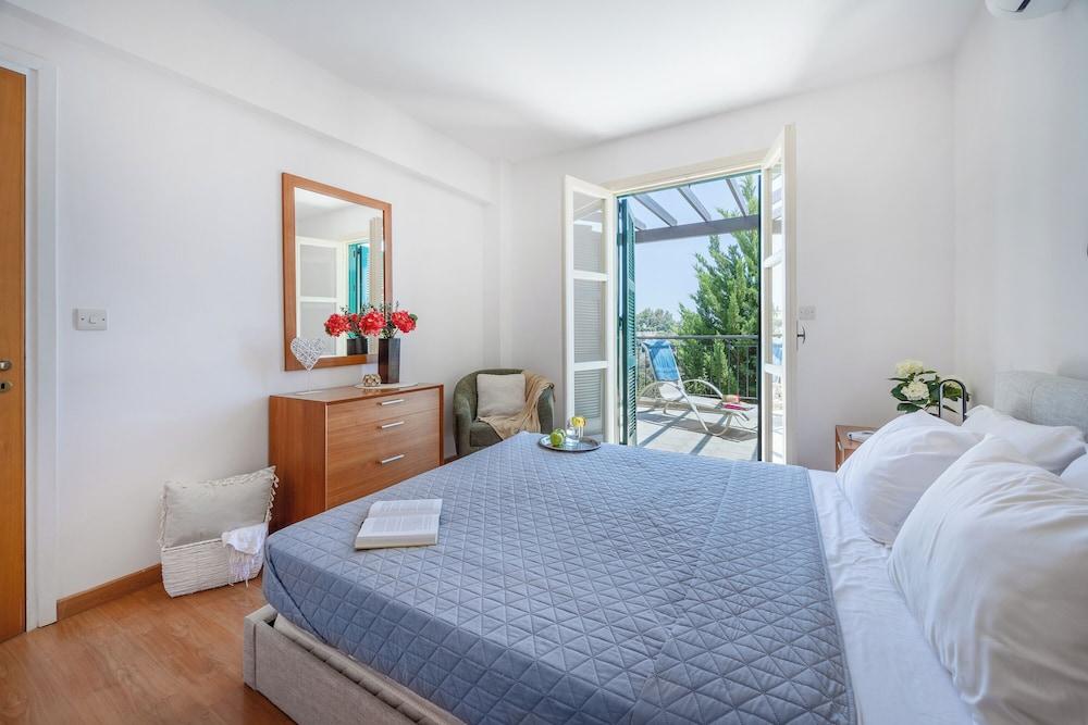 J1 Holiday House Adjacent to Aphrodite Hills