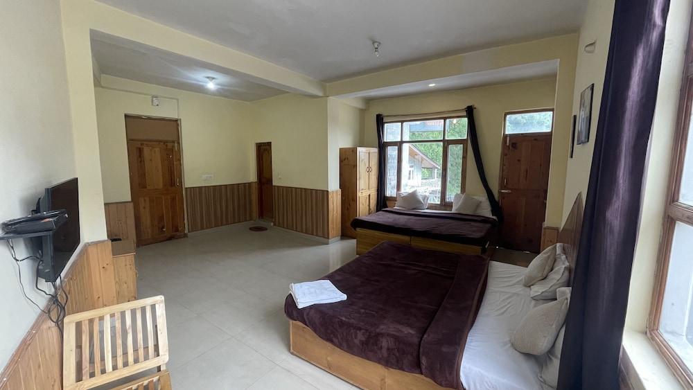 Singh Saab Rooms & Cafe