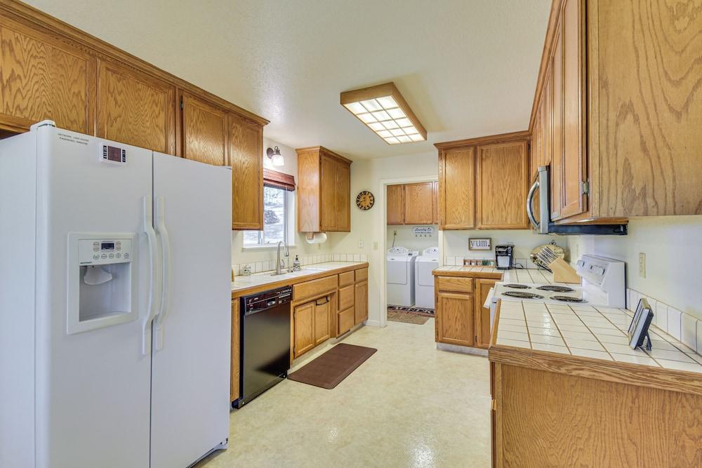 Yosemite Home Base: Community Perks + Lake Access!