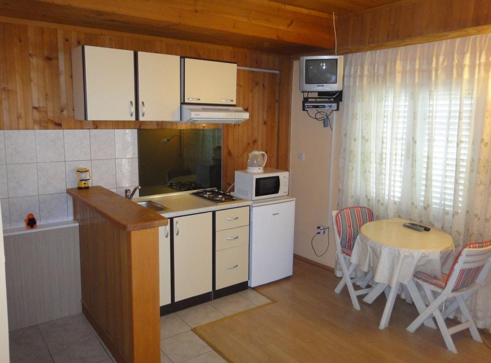 Seafront Apartments Pretner