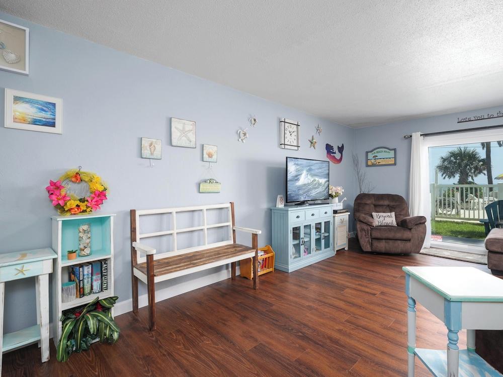 Starboard Light 7 by Distinctive Beach Rentals