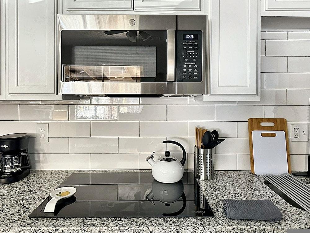 Modern 1B Studio Oasis Plaza District Access 32C