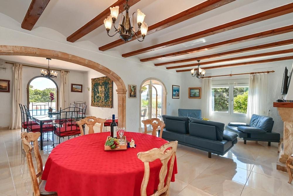 Ker Blanc in J vea With 5 Bedrooms and 4 Bathrooms