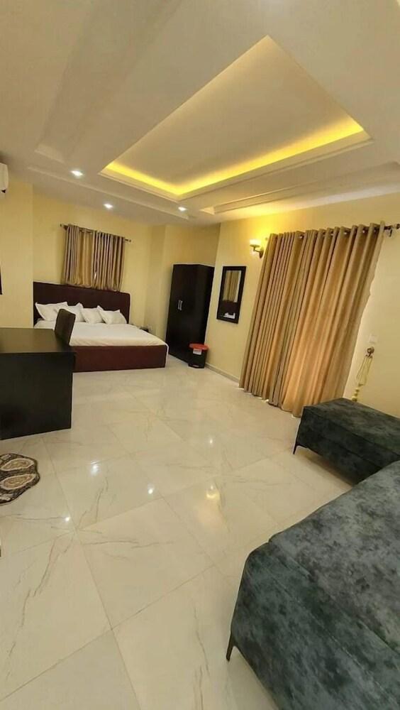 Riverview Hotel and Suites