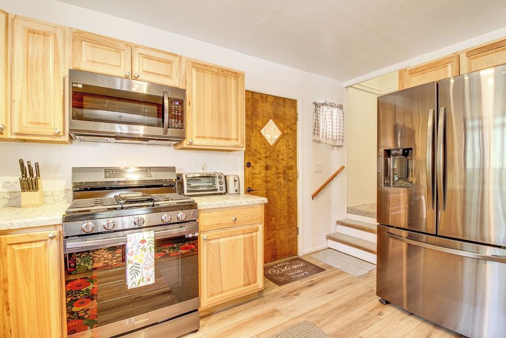 Game Room + Fireplace! Family Retreat in Pinetop