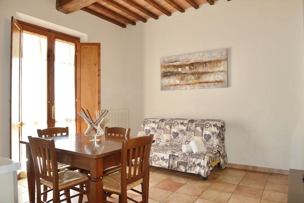 Resort with pool in Riparbella